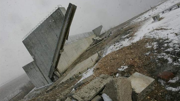 Dálnice D11 zatím kon�í v polích u Vl�kovic na Královéhradecku.