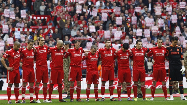 MINUTA TICHA. Fotbalisté Liverpoolu drí minutu ticha na poest 23. výroí