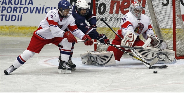 NA JEDNU BRANKU. �e�tí hokejisté do 18 let na výb�r USA v�bec nesta�ili. Zleva