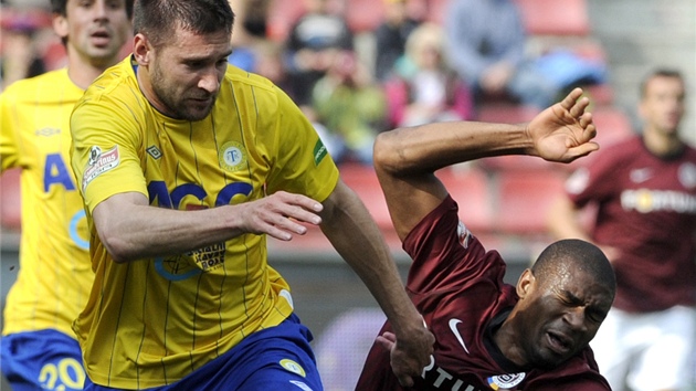 KOLOS JDE K ZEMI. Sparanský útoník Léonard Kweuke padá v souboji s teplickým