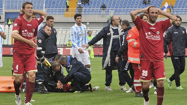 TRAGÉDIE NA HITI. Fotbalisté Livorna se zdráhají pochopit, co se práv stalo.