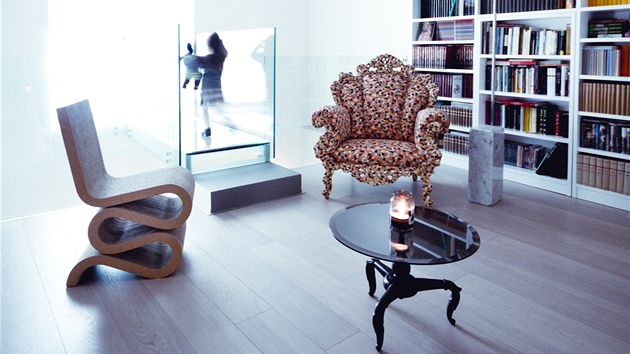 Obývací pokoj zdobí keslo Proust od Alessandra Mendiniho pro firmu Cappellini
