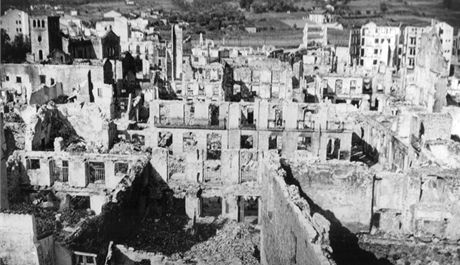 Následky náletu na baskickou Guernicu z 26. dubna 1937