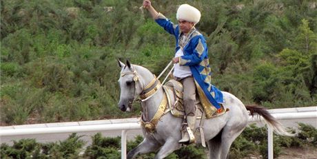 Turkmenský prezident Gurbanguli Berdymuhamedov je vánivý milovník koní.