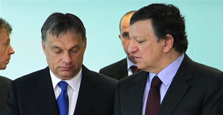 Maarský premiér Viktor Orbán (vlevo) a pedseda Evropské komise Jose Manuel