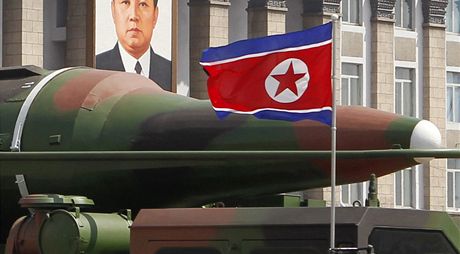 Údajné severokorejské rakety na vojenské pehlídce v Pchjongjangu (15. dubna