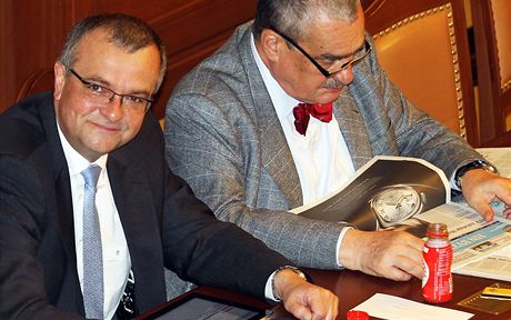 Miroslav Kalousek a Karel Schwarzenberg ve Snmovn pi hlasování o dve.