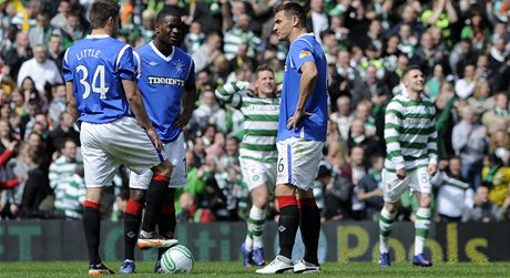 Fotbalisté Glasgow Rangers (v modrém) si moná v pítích letech derby s Celtikem nezahrají...