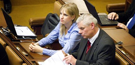 Lenka Andrýsová a Milan ovíek pi jednání Poslanecké snmovny (24. dubna