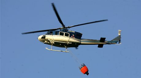 Vrtulník vozí vodu do skládací nádre, z ní hasii berou vodu pro haení poáru v Bavorském lese. (ilustraní snímek)