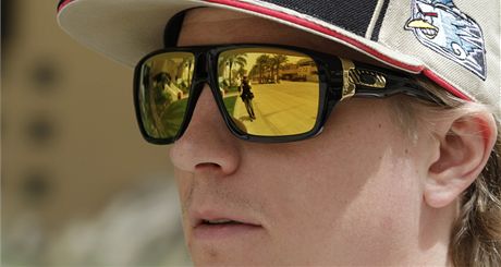 ZLATÝ ODRAZ. Kimi Räikkönen ped Velkou cenou Bahrajnu formule 1.