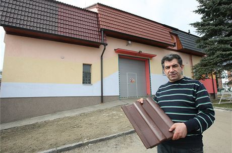 Pvodem arménský podnikatel Mezhlumyan Aramayis prorazil do svta se stení takou z PET lahví. Te jí navíc dá nový rozmr. Jeho taka bude zárove slouit i jakou fotovoltaický panel.