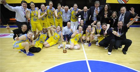 POHÁR JE NÁ. Basketbalistky USK Praha slaví mistrovský titul.