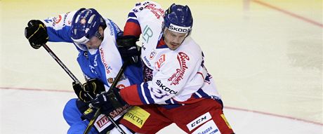 eský reprezentant Luká Krajíek (v bílém) se v KHL blýskl tymi body