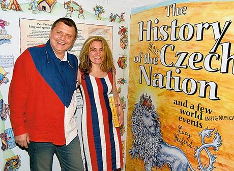 Lucie Seifertová se svým manelem a nakladatelem Petrem Prchalem pi vernisái anglické verze výstavy Djiny udatného eského národa.