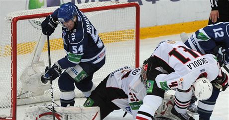KDE JE PUK? Martin koula pomáhá ve finále play-off KHL Omsku v obran proti