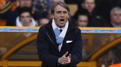 Trenér Roberto Mancini se zlobil na rozhodího, e ped gólovou akcí neodpískal faul.