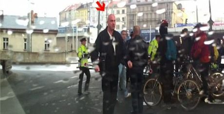 Útoník, který ve tvrtek v Praze napadl cyklistu pi Velké jarní cyklojízd.