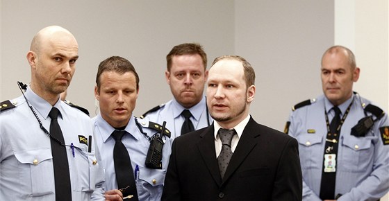 Anders Behring Breivik u soudu (23. dubna 2012)