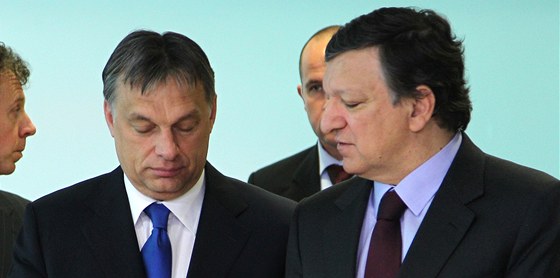 Maarský premiér Viktor Orbán (vlevo) a pedseda Evropské komise Jose Manuel