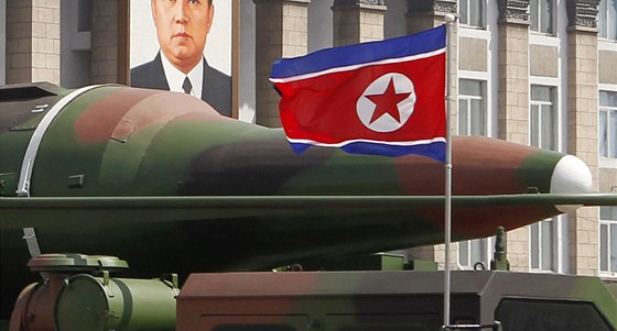 Údajné severokorejské rakety na vojenské pehlídce v Pchjongjangu (15. dubna