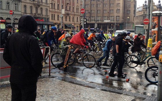 Cyklojízdy se zúastnily tisíce lidí na kolech.