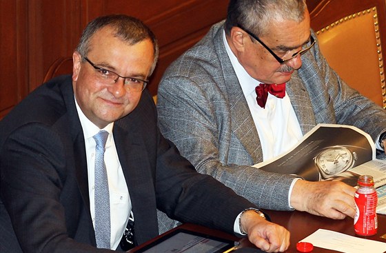Miroslav Kalousek a Karel Schwarzenberg ve Snmovn pi hlasování o dve.