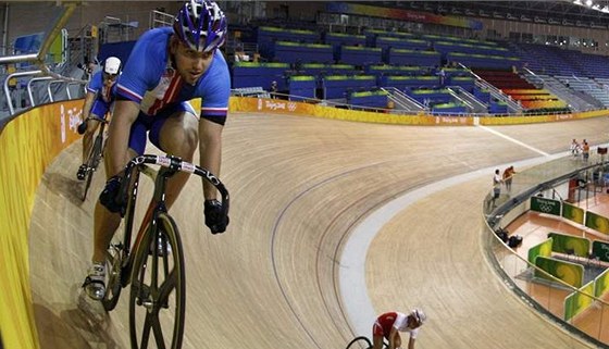 eský cyklista Adam Ptáník na olympijském velodromu.