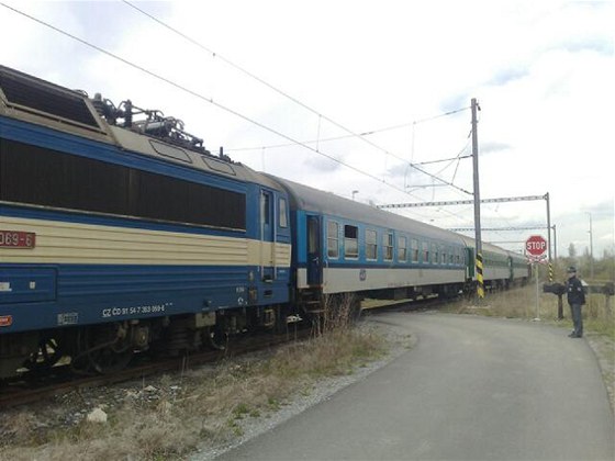 Mladý mu zemel po stetu s vlakem poblí nádraí v Sokolov. (Ilustraní snímek)