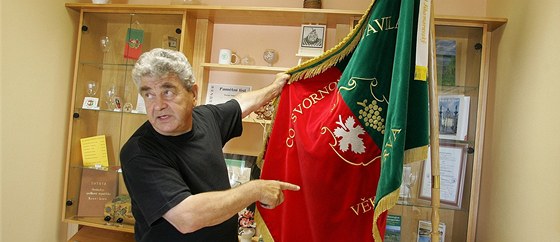 Václav Petrásek ukazuje prapor recesistické vinaské republiky Kraví Hora.