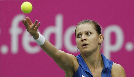 ESKÝ SERVIS. Lucie afáová podává v prvním fedcupovém semifinále.