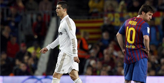 Zatímco Cristiano Ronaldo z Realu Madrid (v bílém) záil, Lionel Messi z Barcelony své fanouky zklamal.