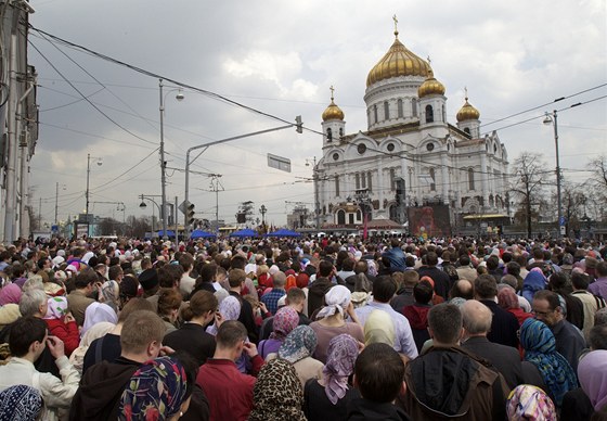 Rutí vící se modlí ped Katedrálou Krista Spasitele na podporu ortodoxní