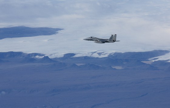 Americký letoun F-15 bhem hlídkového letu nad Islandem