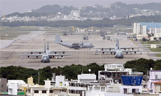 Americké letouny Hercules stojí na základně Futenma na japonském ostrově...