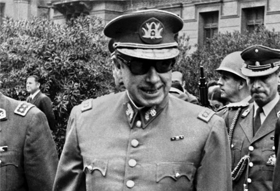 Augusto Pinochet. Pinochet terorizoval své oponenty 17 let, prakticky od...