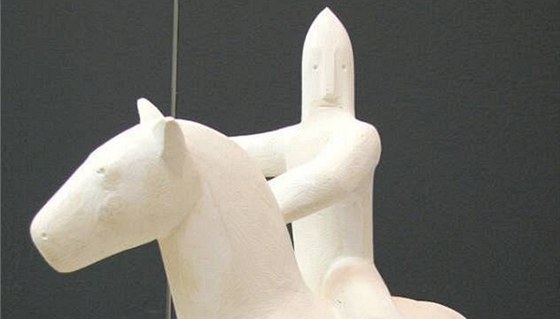 Jezdecká socha Jošta Moravského, kterou navrhl Marius Kotrba, se na náměstí v