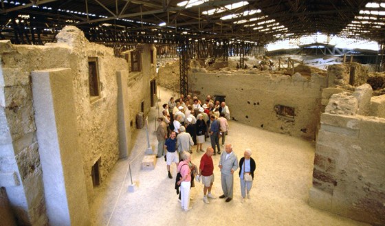 Turisté procházejí archeologickým nalezitm Akrotiri na eckém ostrov ostrov