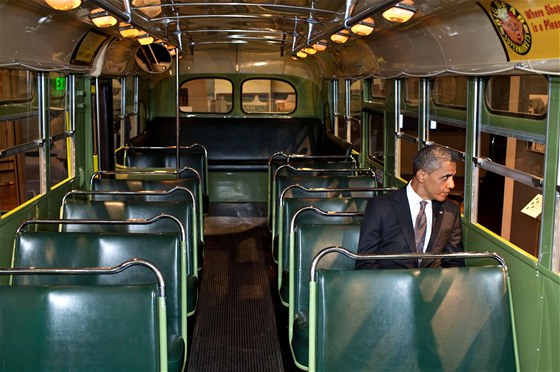 Americký prezident Barack Obama sedí ve slavném autobuse, v nm Rosa Parksová...