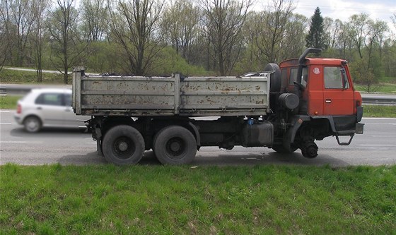 Tatra 815 bez pravého pedního kola jela po typroudé silnici mezi Havíovem a