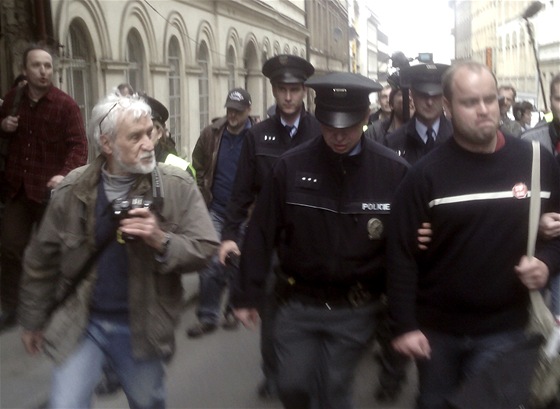 Policie odvádí idie Romana Smetanu, kterého zadrela bhem demonstrace Stop