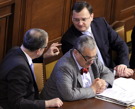 Ministr financí Miroslav Kalousek, ministr zahranií Karel Schwarzenberg a premiér Petr Neas ve Snmovn ped hlasováním o dve vlád (27. dubna 2012) | foto: Vít imánek, TK