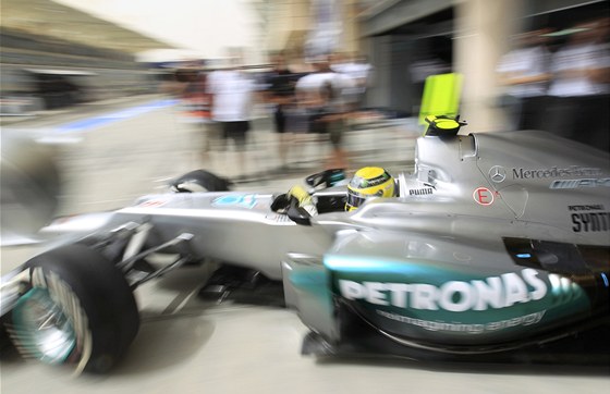 VZHRU NA ROZPÁLENOU PLOTNU. Nico Rosberg vyjídí k druhému tréninku Velké ceny