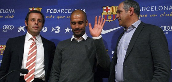 ROK 2012- Zleva Sandro Rosell, prezident Barcelony, trenér Josep Guardiola a asportovní editel Andoni Zubizarreta.