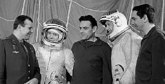 Posádky lodí Sojuz-1 a Sojuz-2. Zleva: Gagarin, Chrunov, Komarov, Jelisejev a...