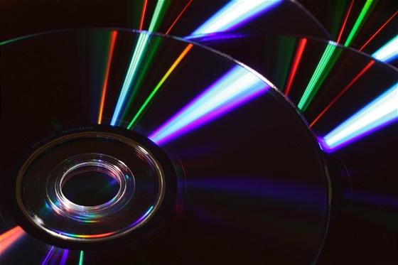 Vypalování dat na optické disky ještě není zapomenuto.