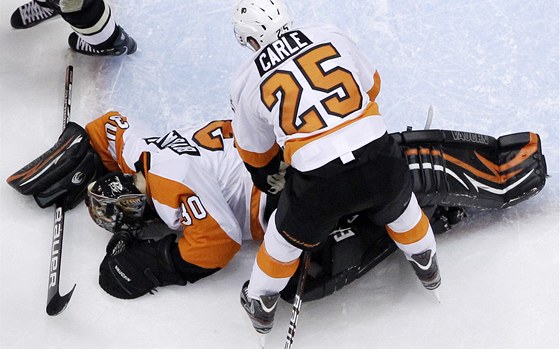 POKOENÝ. IIya Bryzgalov, branká hokejist Philadelphie, leí na led po...