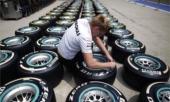 34 600. Tolik pneumatik Pirelli dodalo v sezon 2011 na závody a testy formule