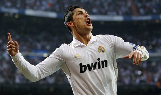 Cristianu Ronaldovi pirostl dres Realu Madrid k srdci.