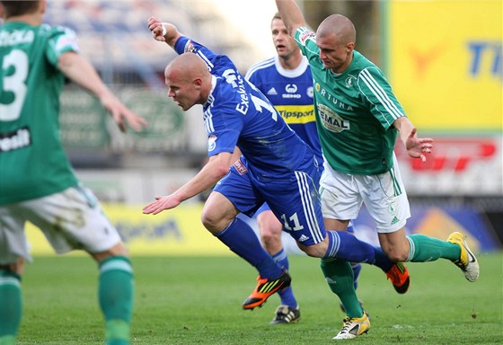 FAUL, NE? Útoník Jan Schulmeister z Olomouce (v modrém) padá po souboji s